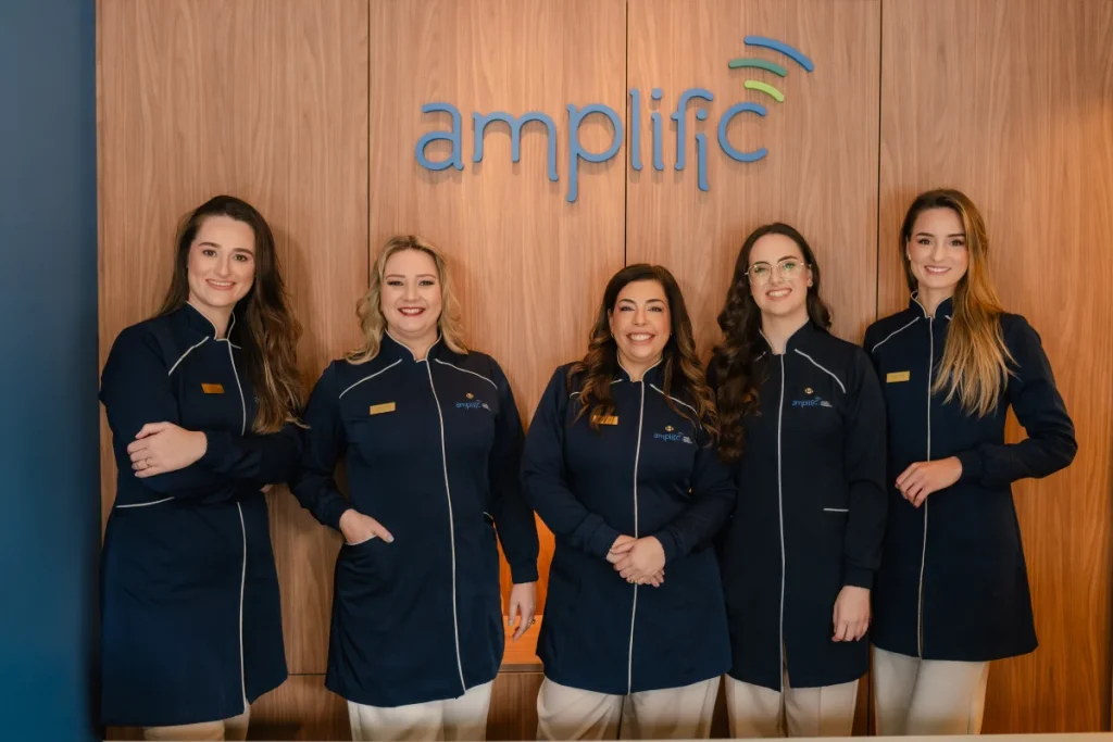 Equipe de fonoaudiólogas da Clínica Amplific posando na recepção da clínica