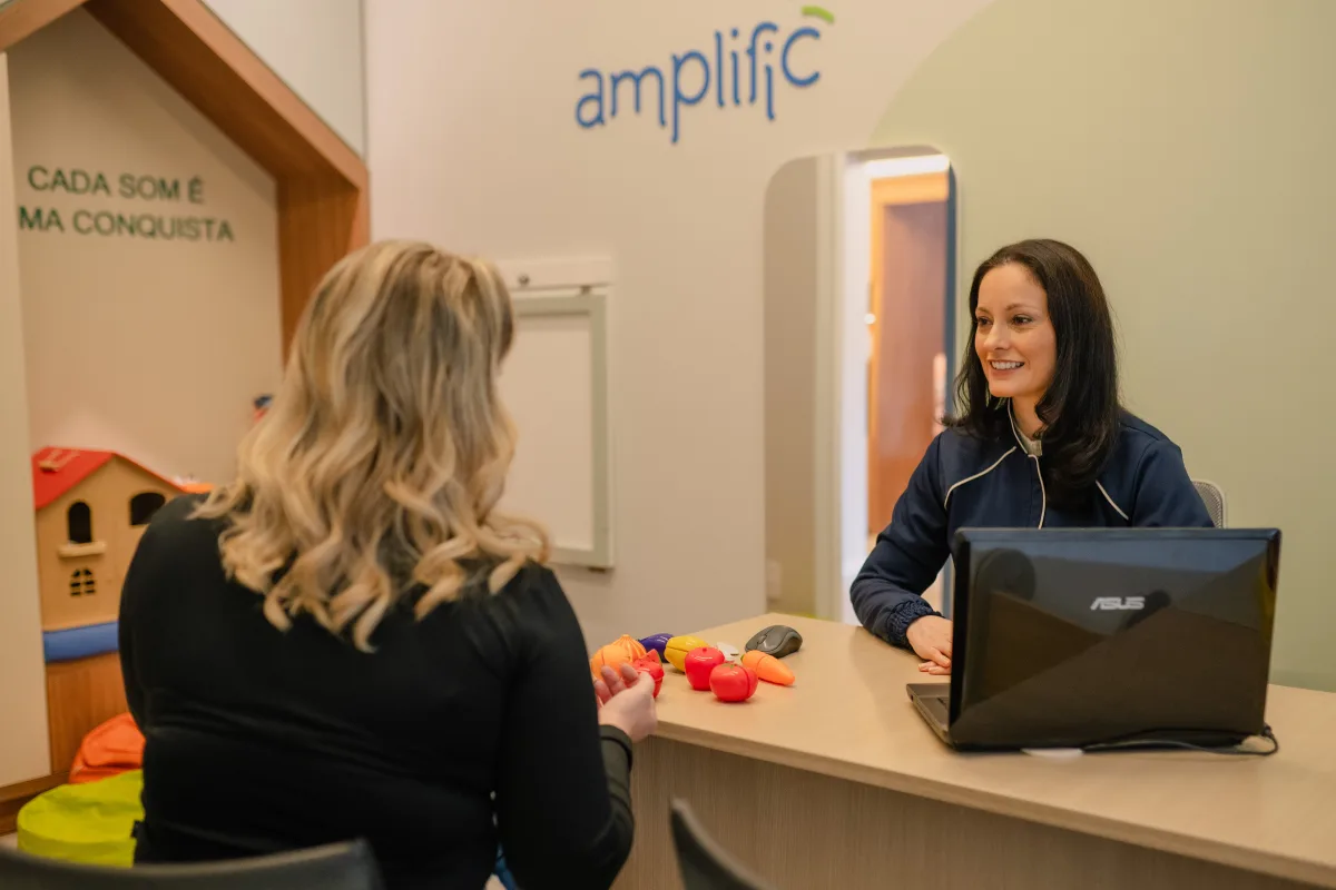 Atendimento de fonoterapia na Clínica Amplific