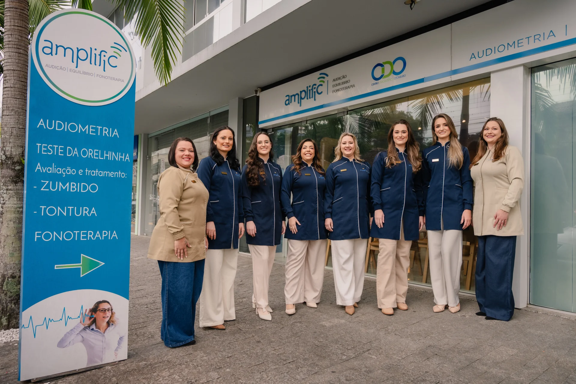 Equipe da Clínica Amplific reunida em frente à fachada da clínica, em Santa Cruz do Sul.