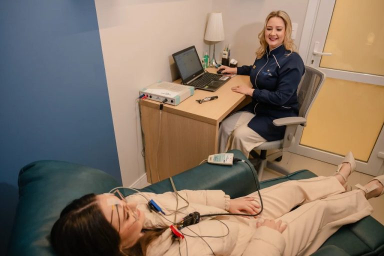 Paciente realizando exame PEATE com monitoramento por eletrodos na Clínica Amplific